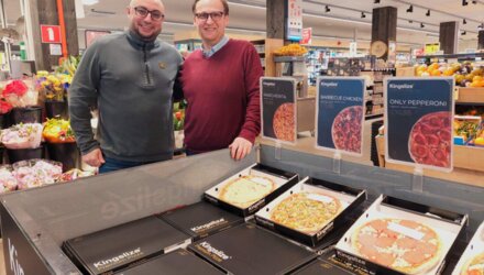 Pizza van echte pizzeria bij de supermarkt