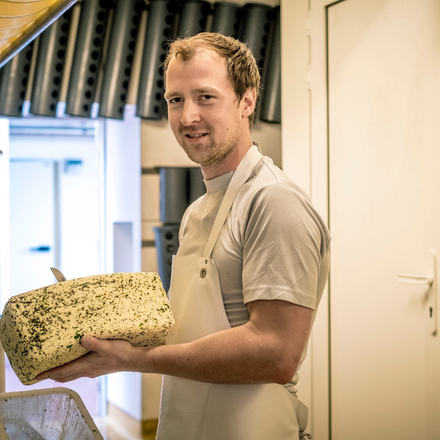 Kaasmaker Willem is zijn rechterhand. Ook hij had de kaasmicrobe vroeg te pakken.