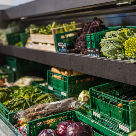 Veel supermarkten zitten met  overschotten  tussen de 5 en 10%.  Wij op 1%.