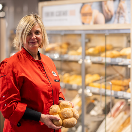 Miranda Desmet, bakkerijverantwoordelijke in de Delhaize van Ronse