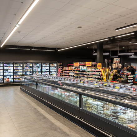 In het gebouw is geen centrale verwarming. Alle warmte wordt gerecupereerd uit de koelinstallaties.