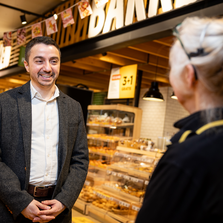 Als ik binnenkom in de winkel, probeer ik altijd de collega’s  te begroeten en een babbeltje te slaan.