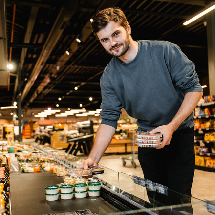 Oma is 80 en springt nog bijna dagelijks eens binnen in de winkel, al doet ze het wel niet meer tijdens de openingsuren.