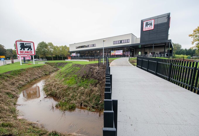 Moderne Delhaize supermarkt in Ekeren