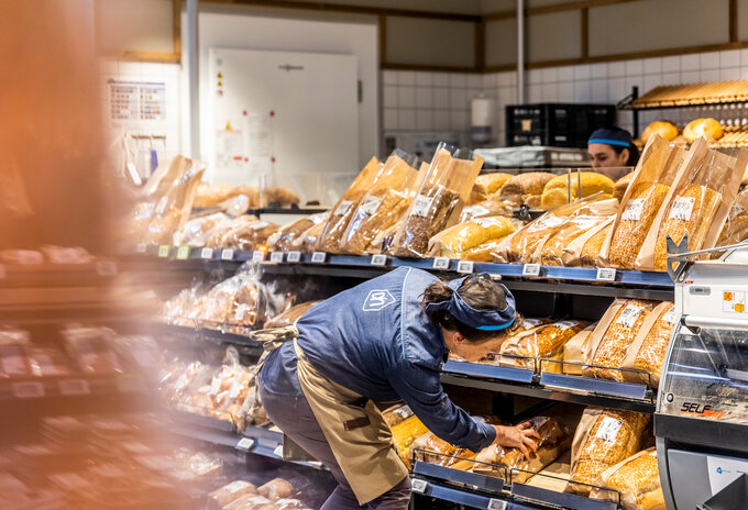 Eerste Oekraïense vluchteling aan de slag in buurtsuper