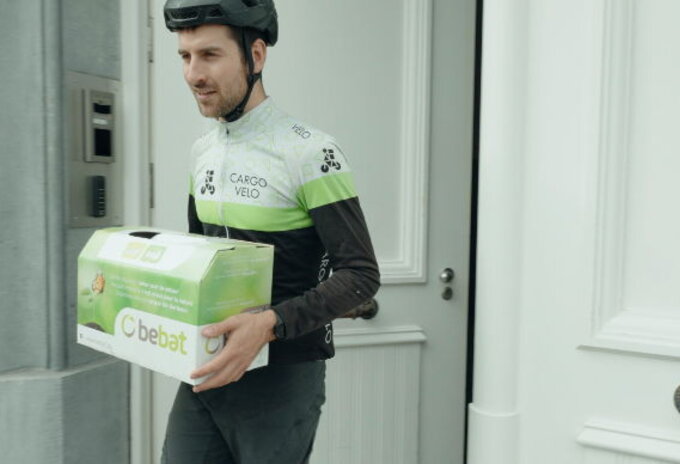 Fietskoeriers halen batterijen op