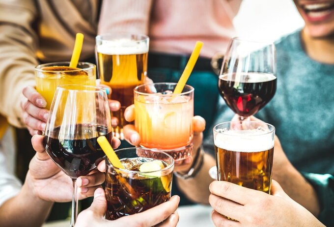 Geen alcoholreclame meer rond scholen en op Tiktok