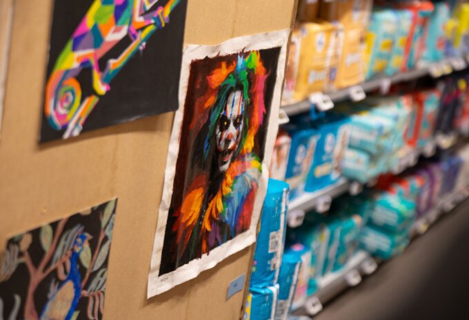 Dak- en thuislozen van Radio (Z)onderdak stellen kunstwerken tentoon in Carrefour Market Borgerhout