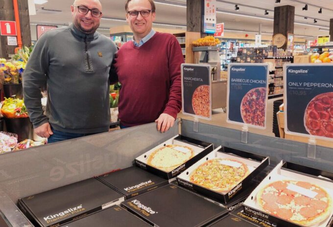 Pizza van echte pizzeria bij de supermarkt