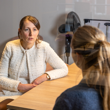 Het programma is heel laagdrempelig. Werknemers kunnen ofwel direct contact met ons opnemen, ofwel na doorverwijzing van de werkgever. Dat kan 24/7 en via verschillende toegangskanalen.